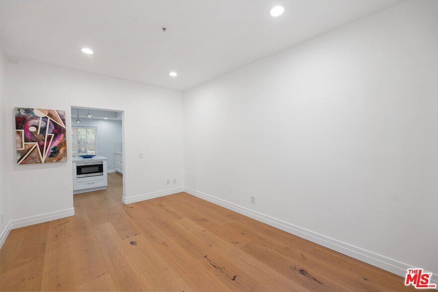 Building Photo - 851 N San Vicente Blvd