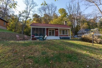 Building Photo - 1 bed, 1 bath River View Cottage in Charle...
