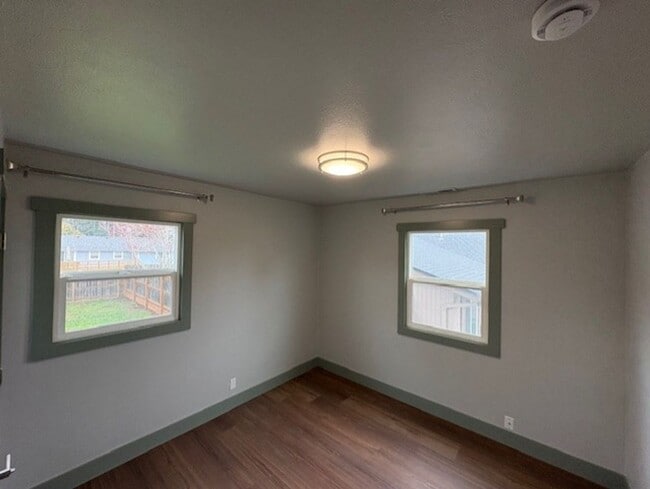 Building Photo - 2-bedroom/2-bath single family home