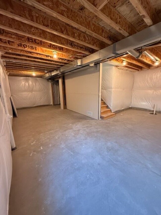 Building Photo - Spacious 4-Bedroom Home with 2-Car Garage & Yard