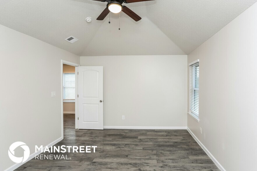 Building Photo - 10426 Redmond Cir N