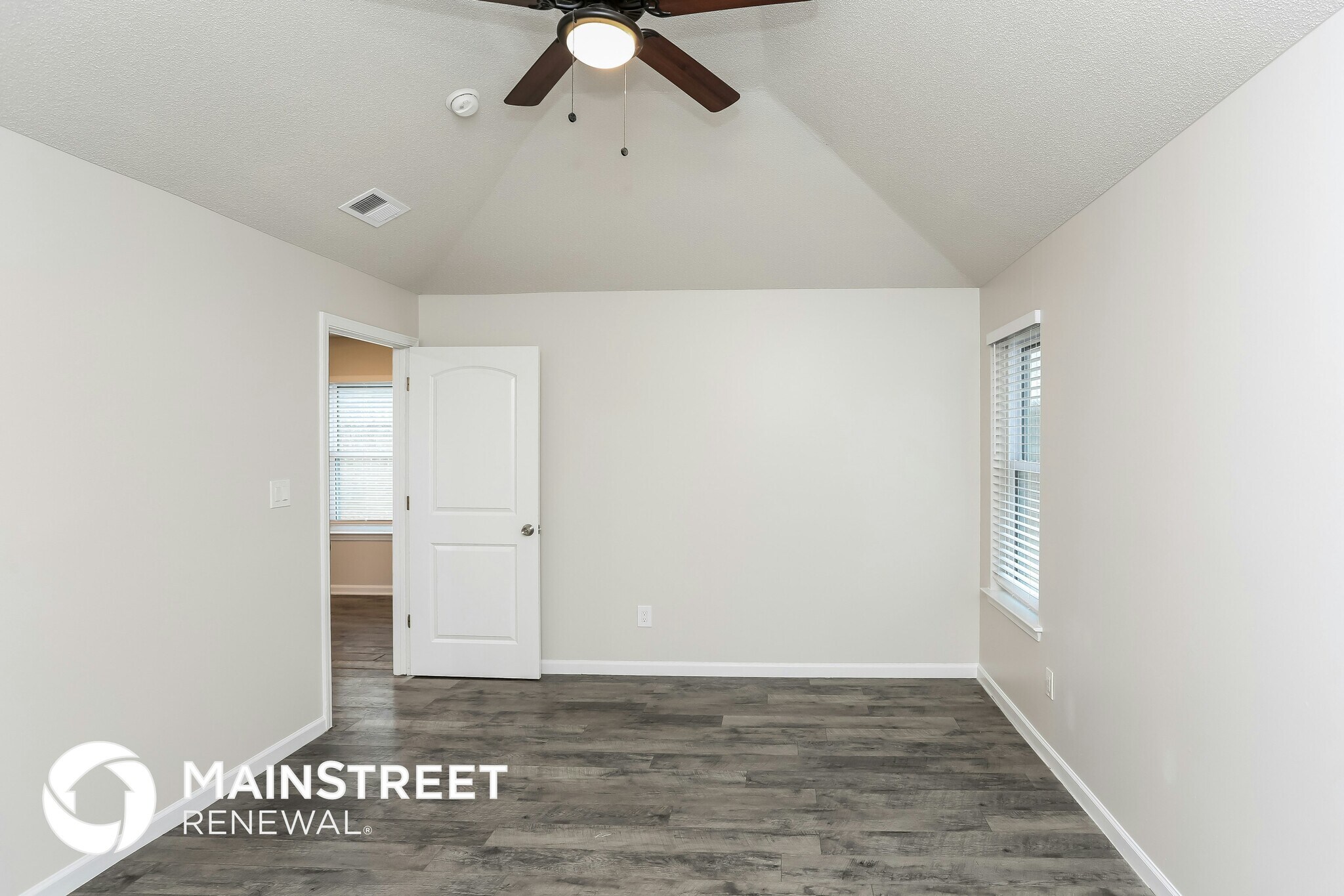 Building Photo - 10426 Redmond Cir N
