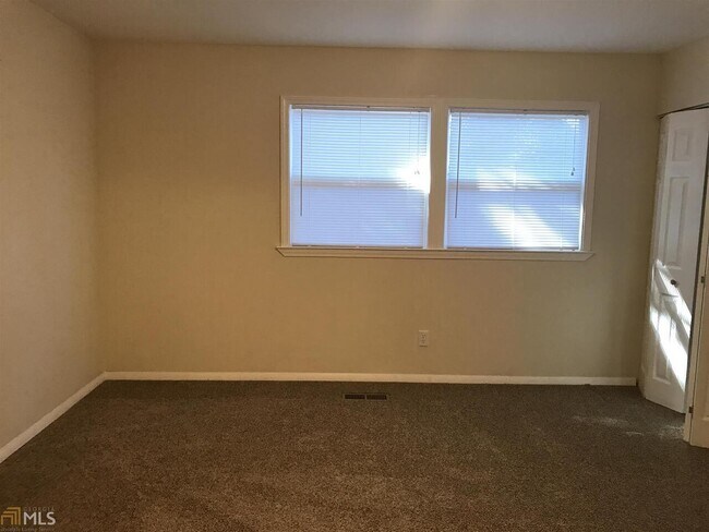 Building Photo - 131 Pineview Dr