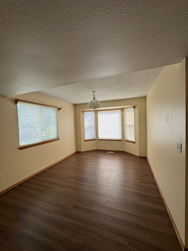 Building Photo - Charming 5 Bed 3 Bath House - MOVE IN SPECIAL - 1/2 Off First Months rent