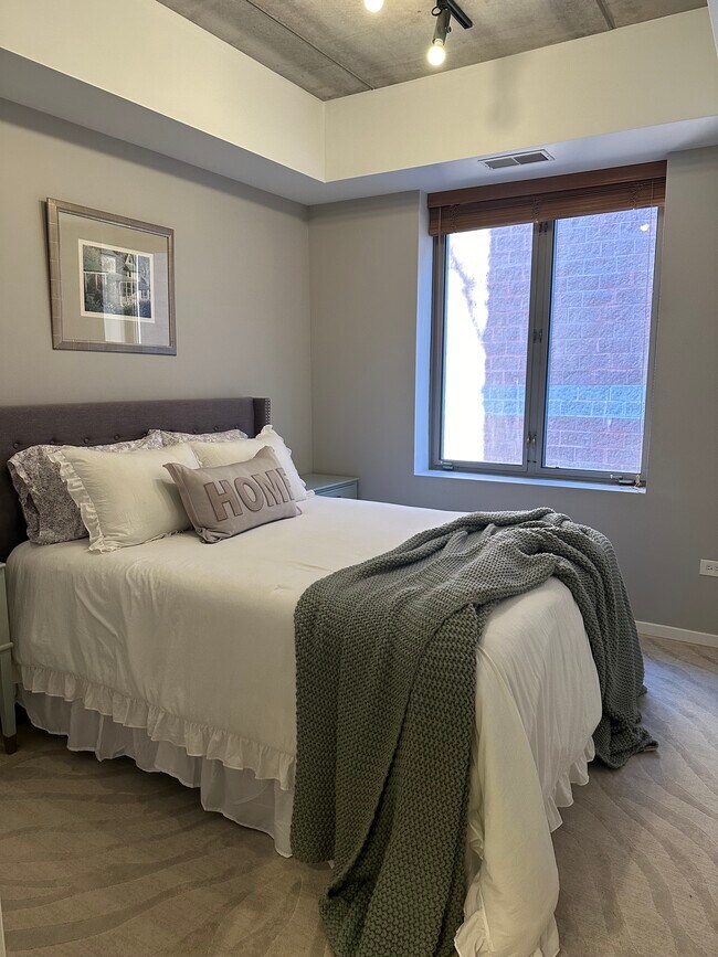 Building Photo - 1422 N La Salle Dr