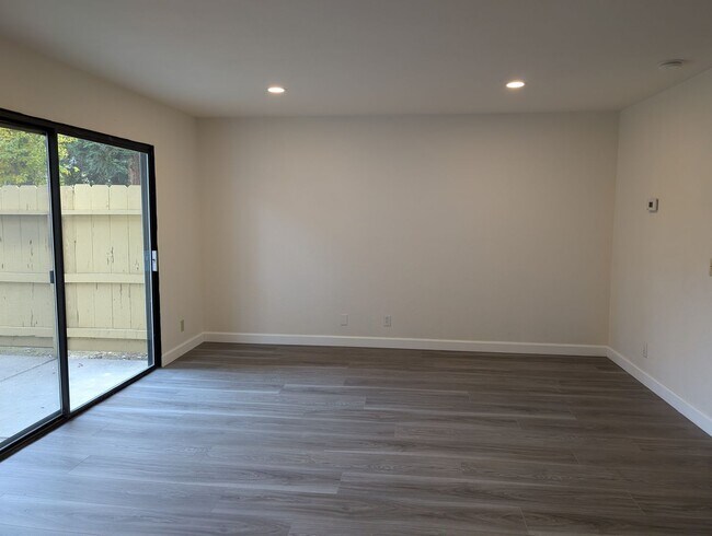 Building Photo - Completely remodeled and updated condo close to Fresno State, shopping and hwy 168
