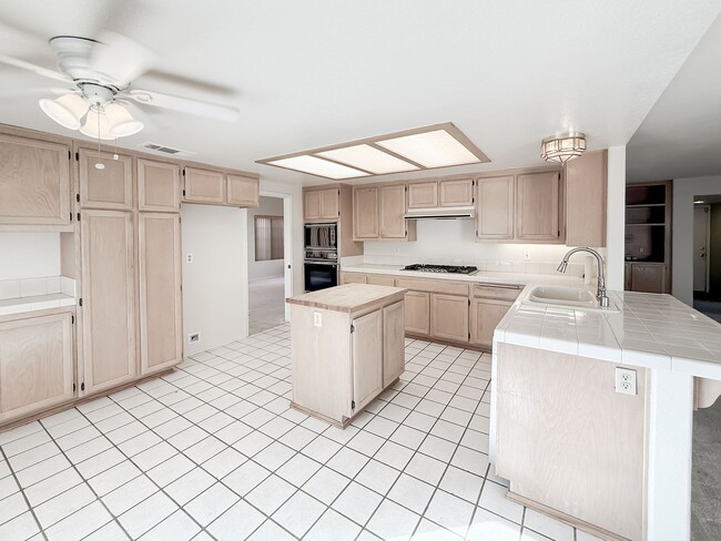 Building Photo - 40041 Zamura Ct
