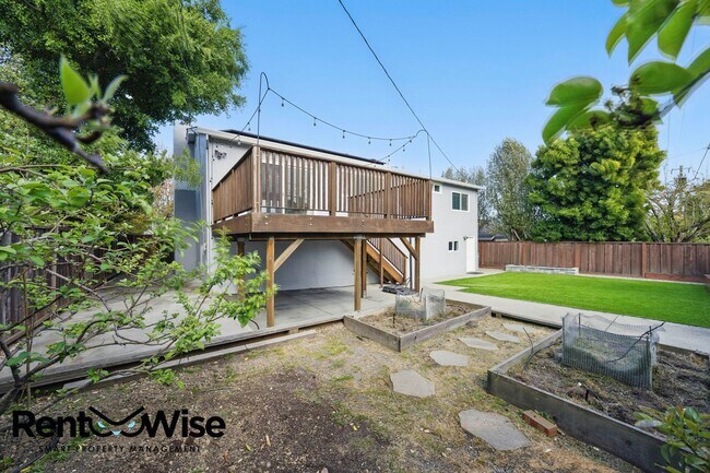 Building Photo - 1125 Fernwood Dr