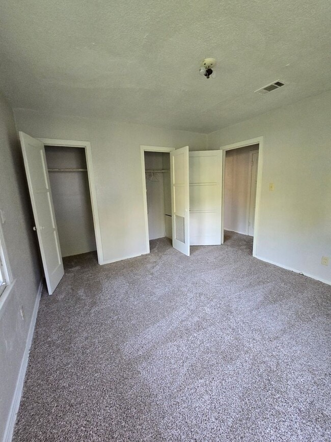 Building Photo - 2 bedroom 1 bathroom