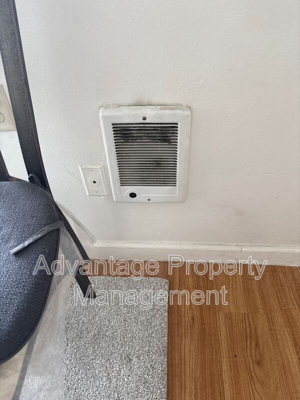 Building Photo - 146 SW Cottage St