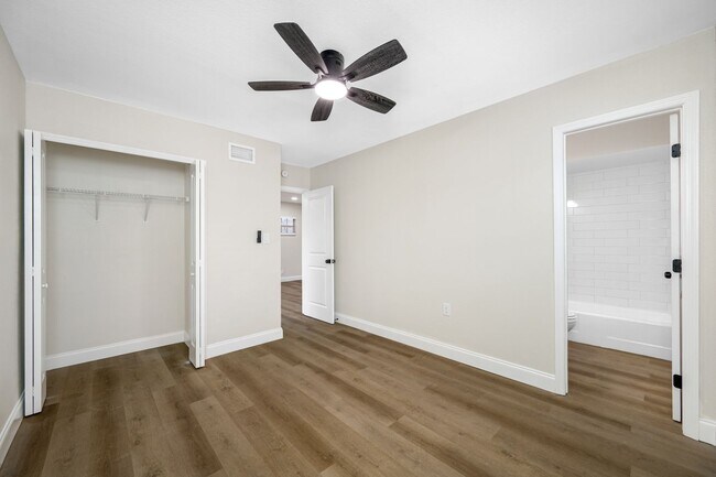Building Photo - Davis Islands 1/1 Renovated Apartment - IN...