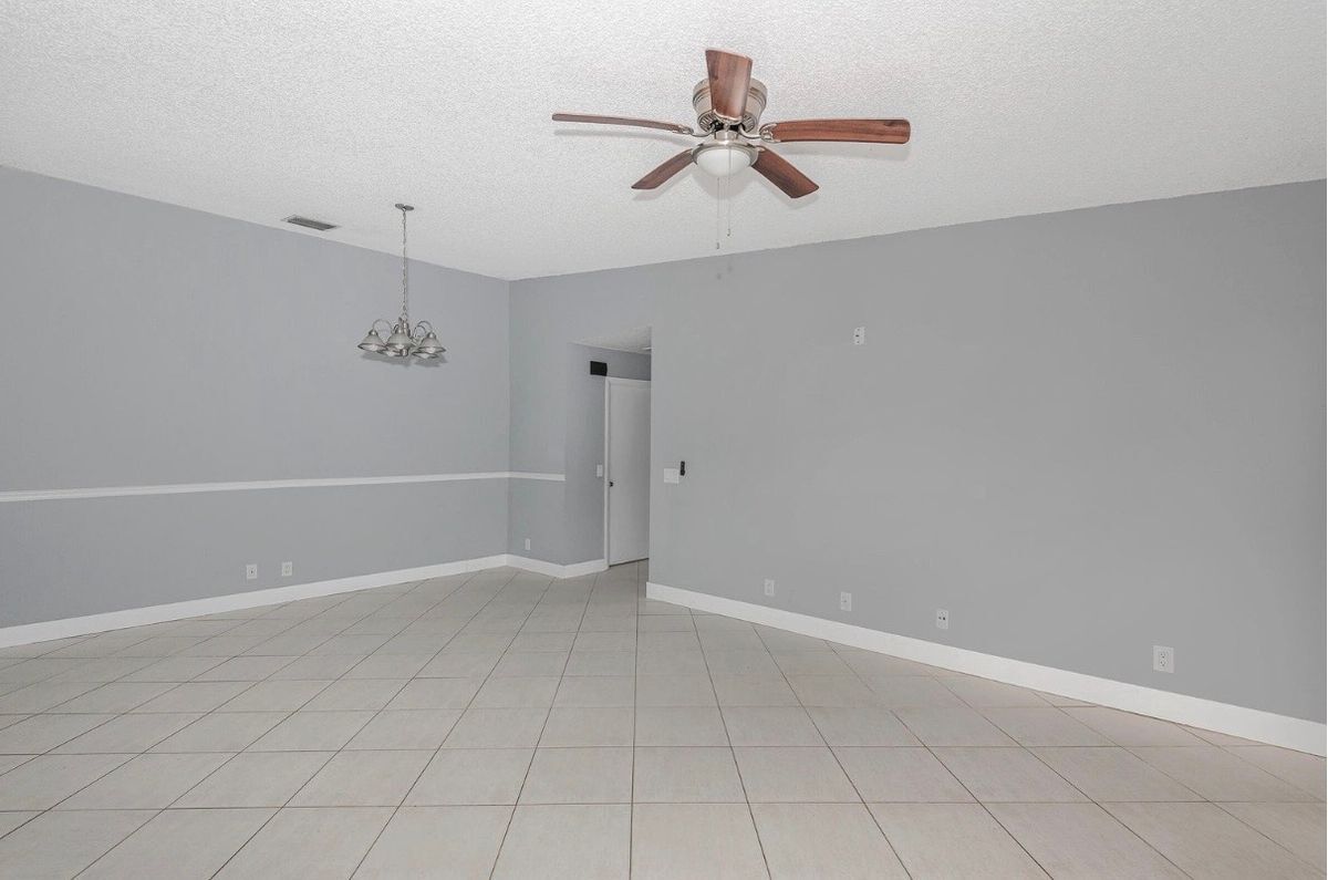 Building Photo - 161 Meadows Dr