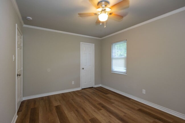 Building Photo - Spacious 4 bedroom in 77707. More pics com...