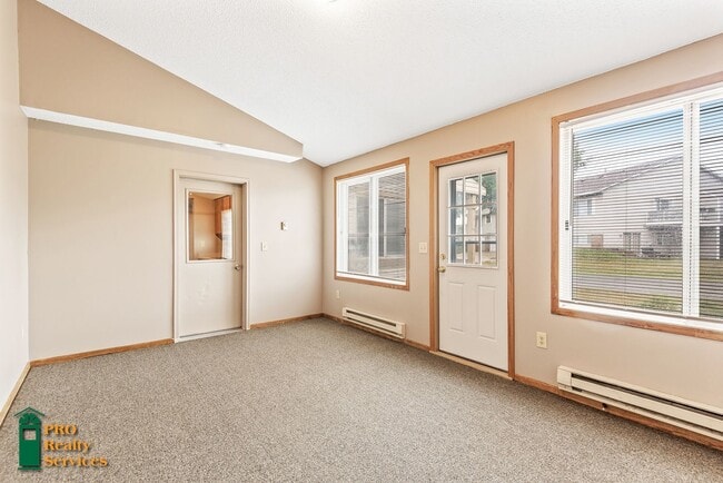 Building Photo - 3 Bedroom End Unit Townhouse