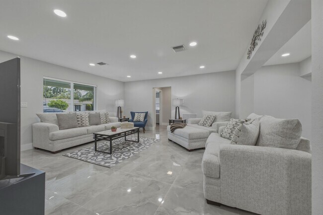 Building Photo - 632 Las Palmas Park