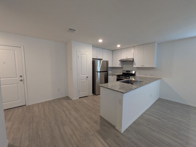 Building Photo - Fresh and Clean in New Braunfels!!