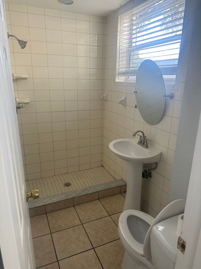 Building Photo - 5 bedroom, 2 bath, detached bonus room w/b...