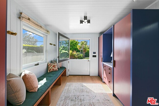 Building Photo - 7038 Dume Dr