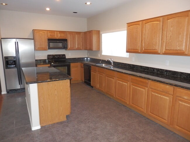 Building Photo - Spacious 2-Story Home with NEW Carpet and ...