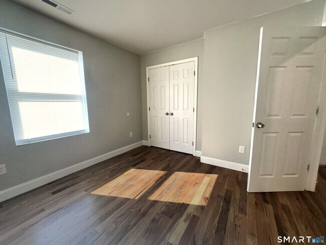 Building Photo - 105 Churchill St