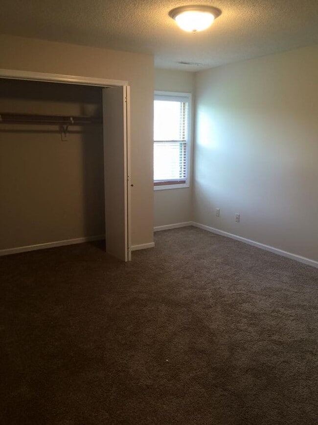 Building Photo - Updated 3bed 2 bath with fenced in yard!