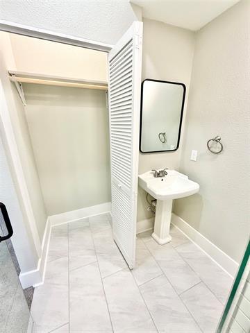 Building Photo - 1201 E Lamar St