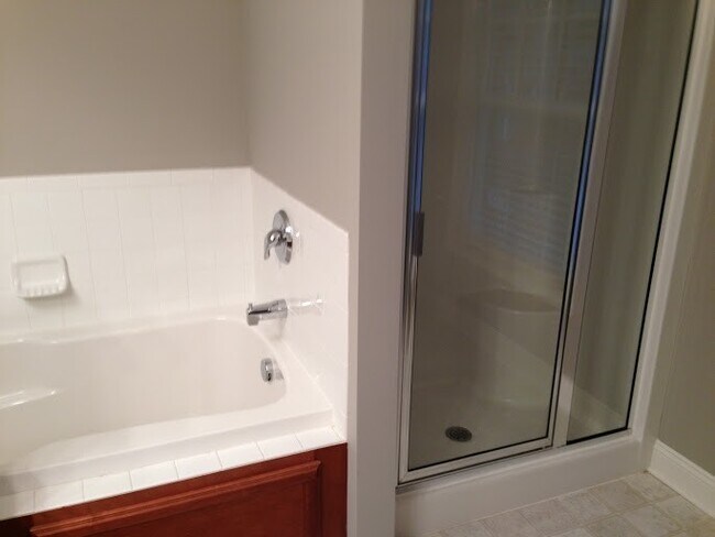 Building Photo - Quality 3 BR Townhome; Convenient to Med C...
