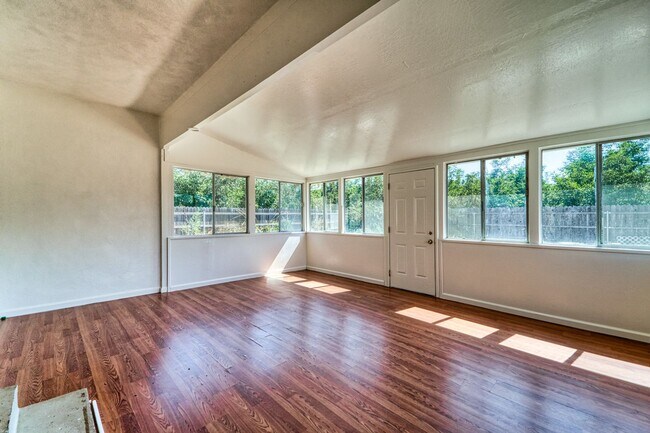 Building Photo - 3 bedroom 2 bath house in Yuba City