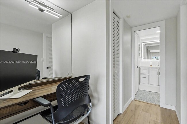 Building Photo - 3150 N Palm Aire Dr