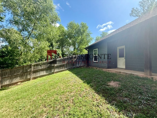Building Photo - Tour Today! 2 bedroom 2 bathroom duplex in Tyler!