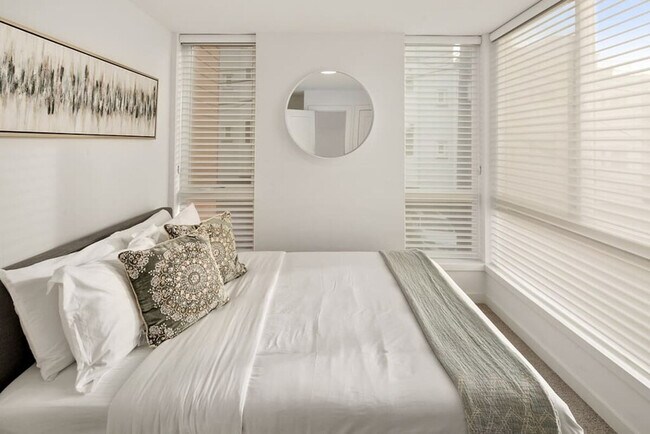 Building Photo - 915 14th Ave