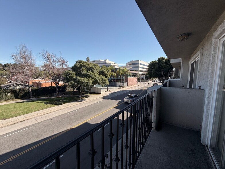Building Photo - Bright Furnished 1BD in Prime Santa Monica Location w/ Private Balcony