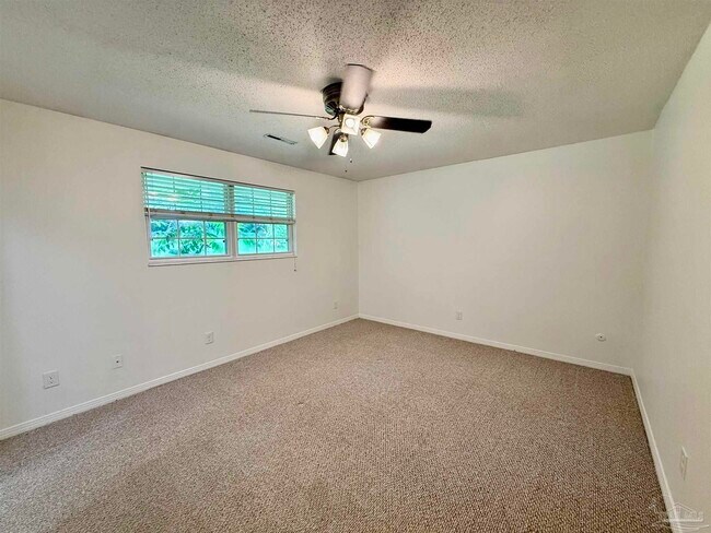 Building Photo - 204 Nandina Rd