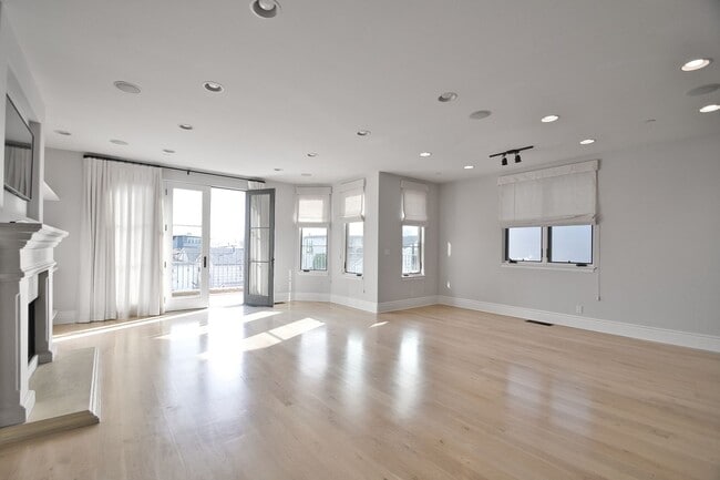 Building Photo - 3 Bed 3.5 Bath Town Home For Lease - Walk to Beach