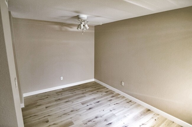 Building Photo - Great Upper Condo at Tuscan Villas, Hacienda and Decatur