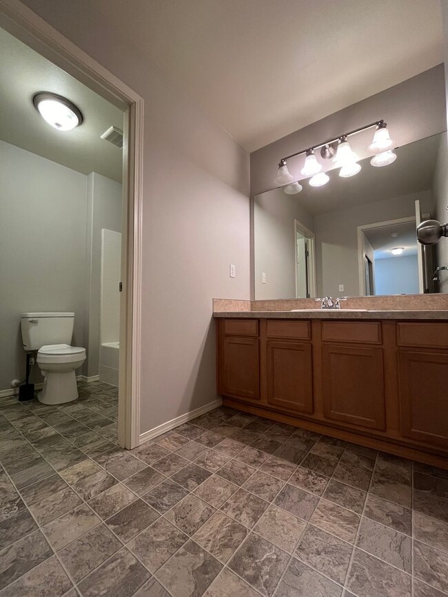 Building Photo - Lovely South Hill Home!