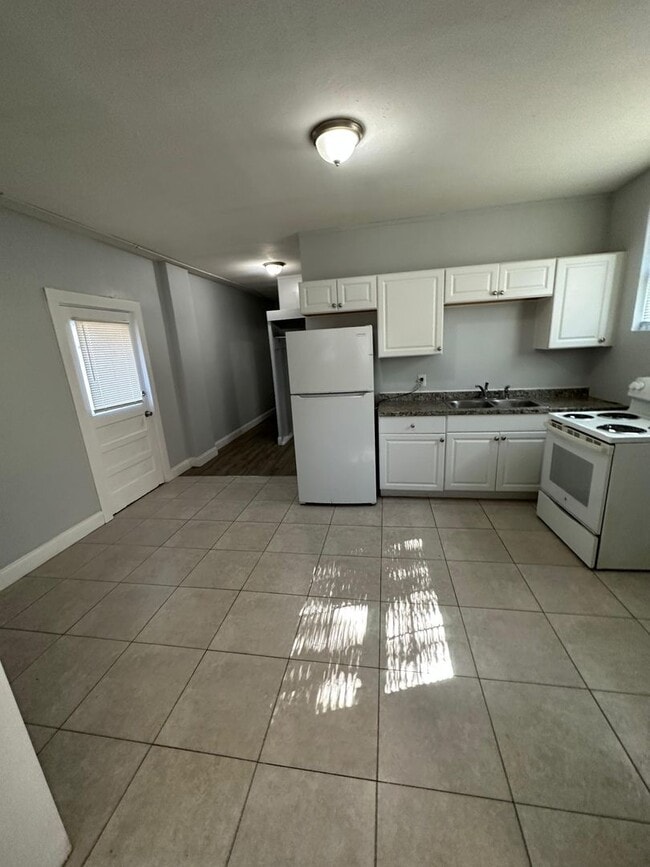 Building Photo - Fully Renovated 2/1-Single Family  Available for Immediate Rent!
