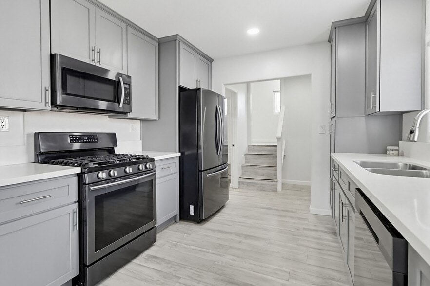 Stainless steel Samsung appliances - 9234 -9236 Winter Gardens Blvd