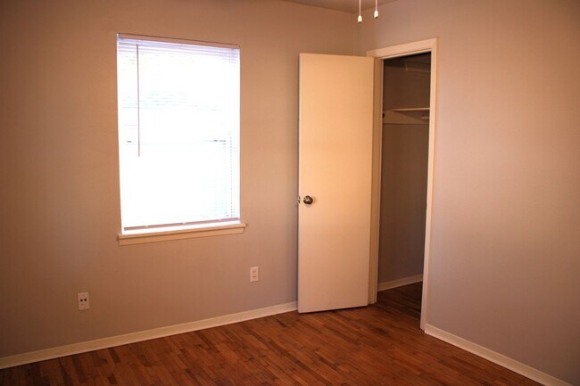 Building Photo - 4 BEDROOM HOUSE BY ELEMENTARY SCHOOL*