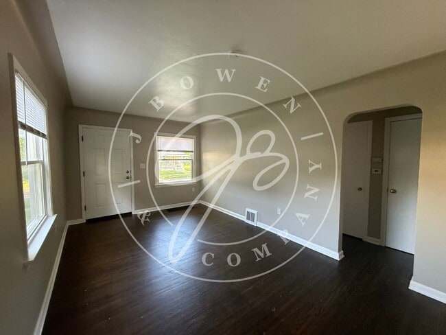 Building Photo - "Charming 2-Bedroom retreat in Toledo