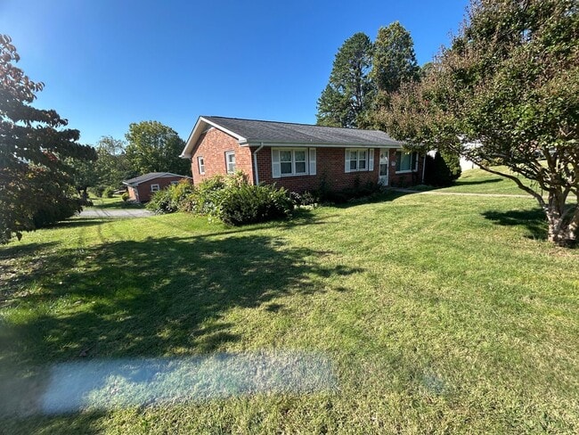 Building Photo - Beautiful 3 bed 3 bath home with finished ...