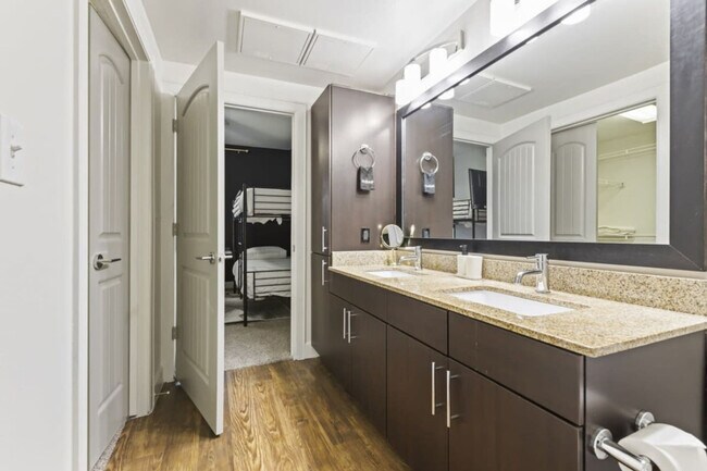 Building Photo - 5725 Town and Country Blvd