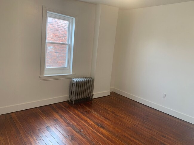 Building Photo - 1 Bedroom Top Floor Apartment-York City SD