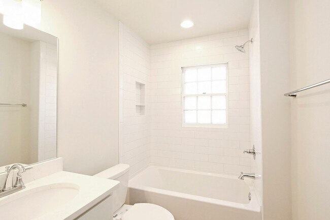 Building Photo - Renovated UVA Apartment in a Prime Location Near School of Data Science