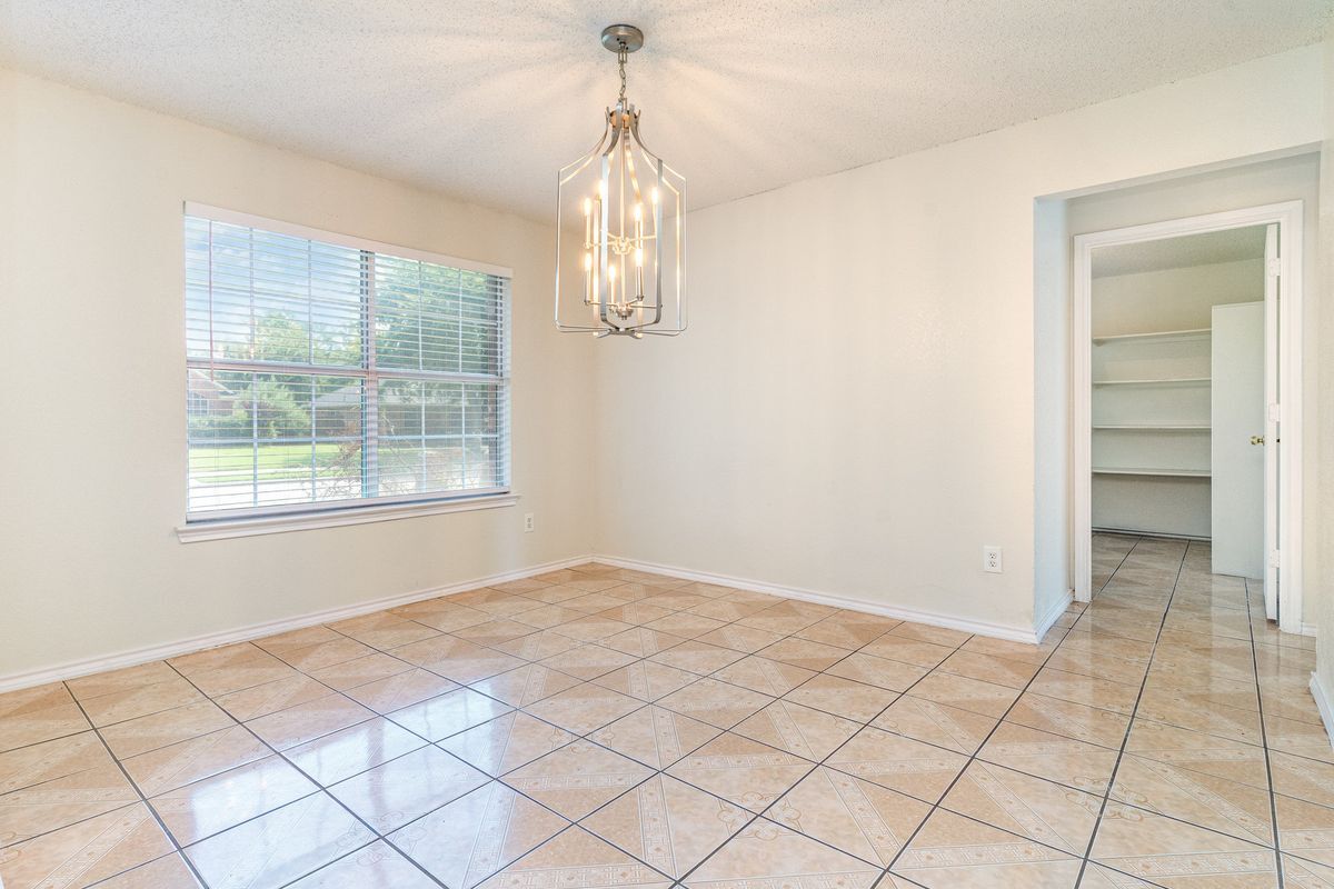 Building Photo - 1810 Cedar Ridge Dr