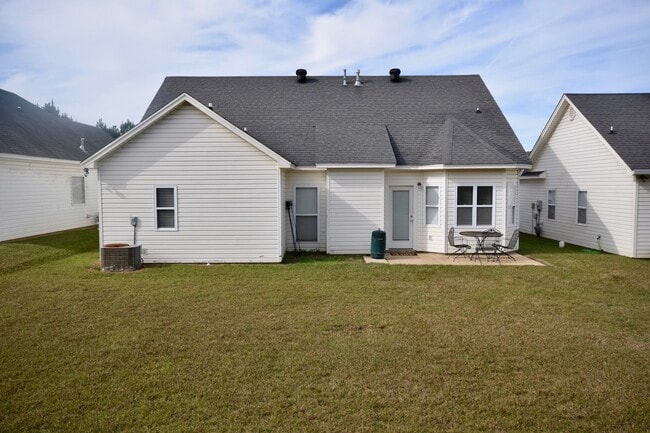 Building Photo - Nice 3 Bedroom House!