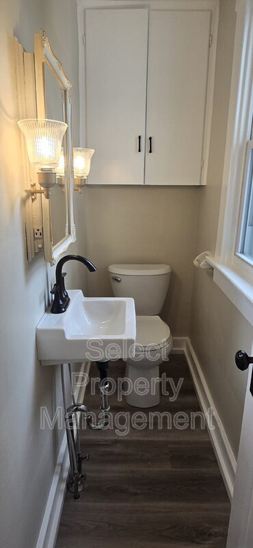 Building Photo - 702 Archer Ave