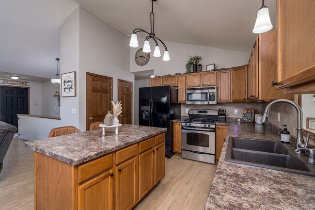 Building Photo - Stunning rambler on Tanager Road!
