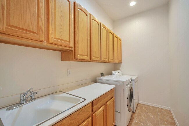 Building Photo - 2585 Portsmouth Creek Ave