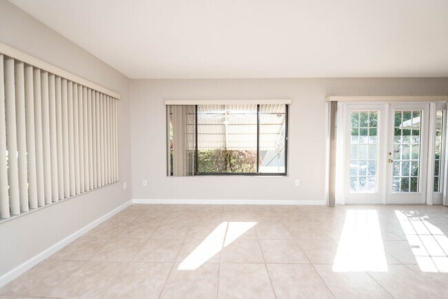 Building Photo - Welcome to this spacious three-bedroom, three-bath home in the heart of Palm Bay